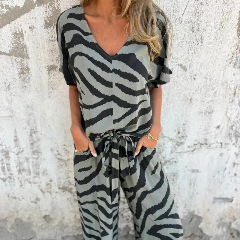 🔥 Hot Sale🔥Women's Zebra Print V-Neck Top & Pants Two-Piece Set