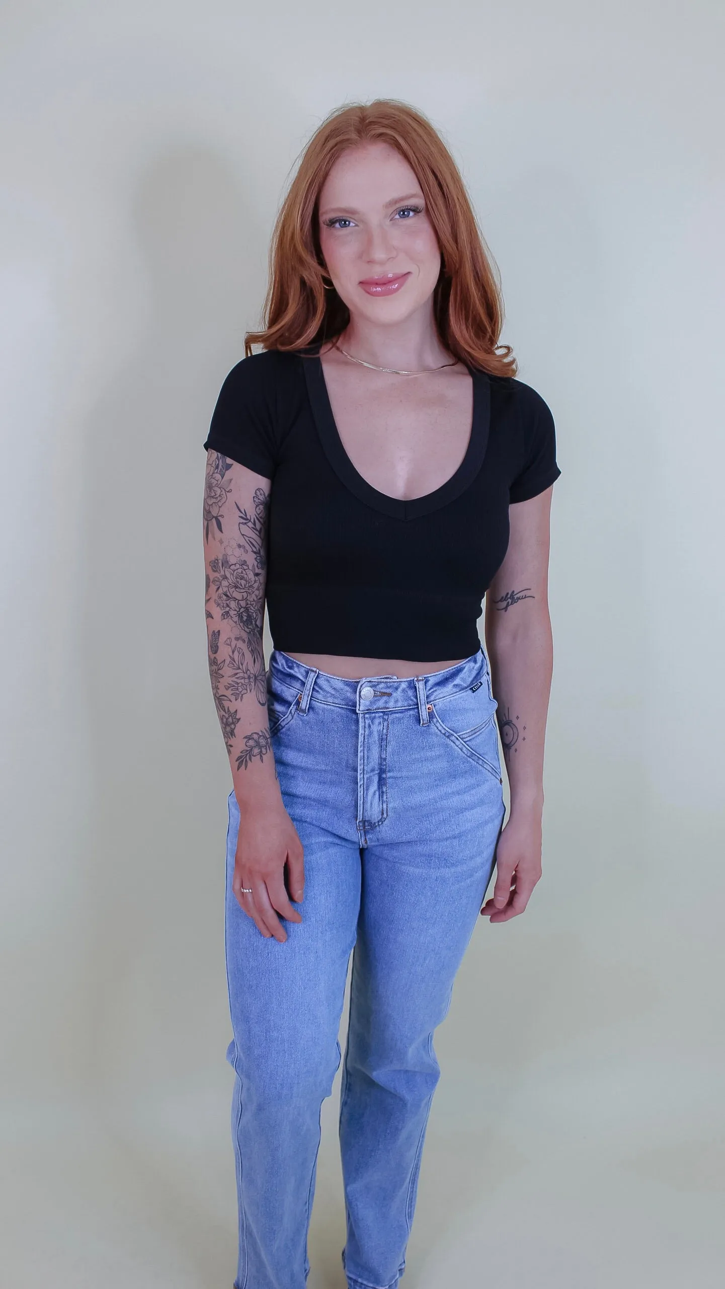 Ivan V-neck Crop Tee - Black
