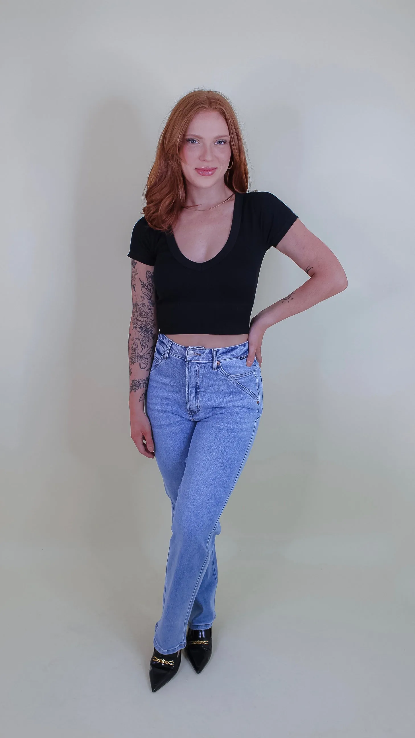 Ivan V-neck Crop Tee - Black